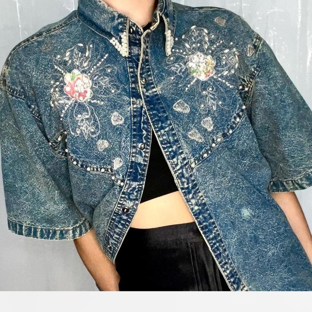 Vintage Pretty Blue Acid denim wash jean button-down short sleeve blouse. Size M